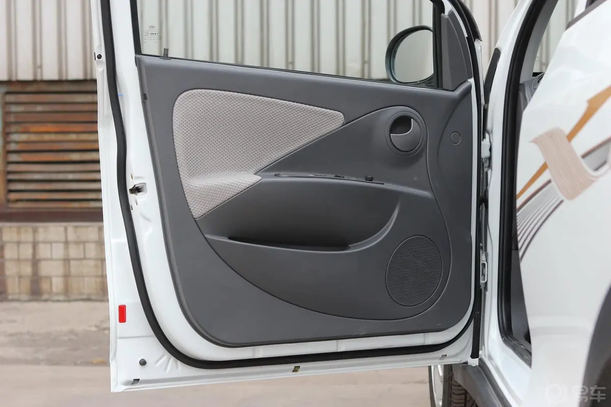 奇瑞X11.5L 手动 豪华型驾驶员侧车门内门板