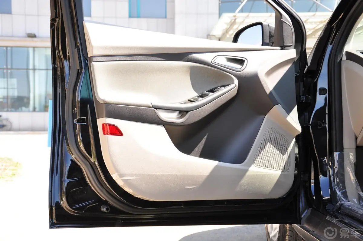 福克斯三厢 1.6L 手动 舒适型驾驶员侧车门内门板