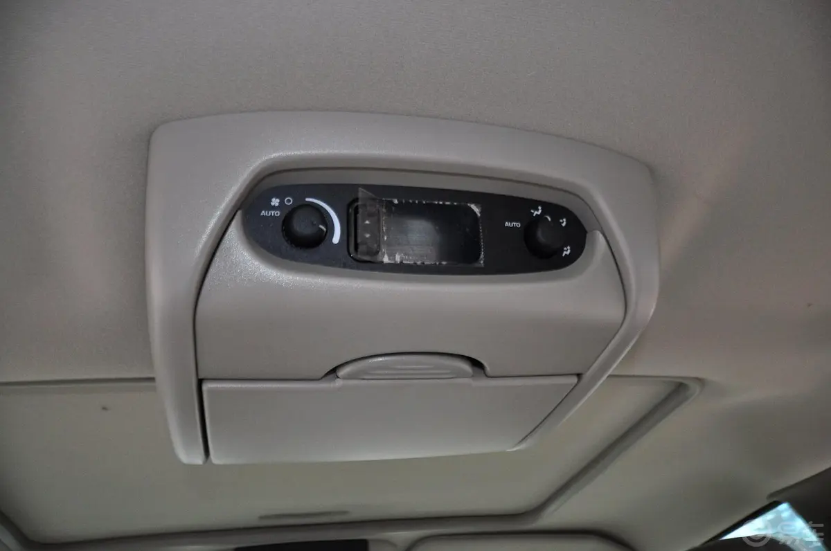 大捷龙3.0L 自动 豪华版后空调车顶控制键