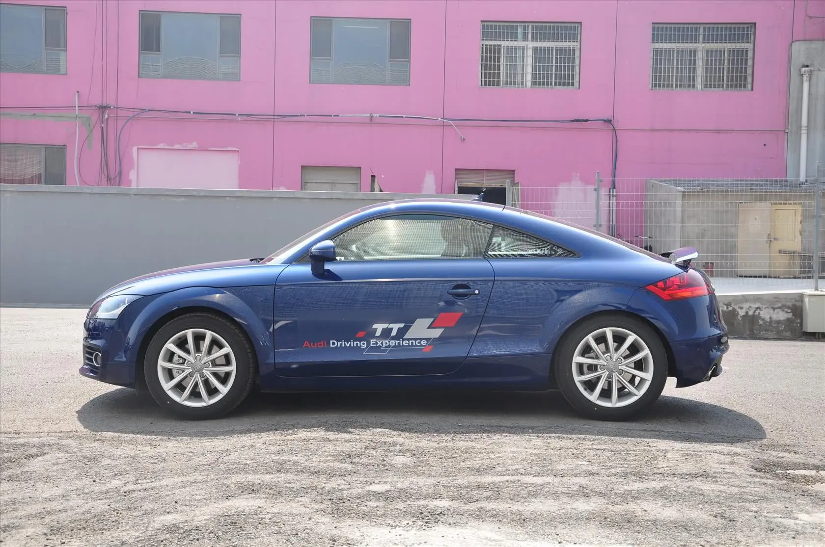 奥迪TTTT Coupe 2.0 TFSI S tronic quattro正侧车头向右水平