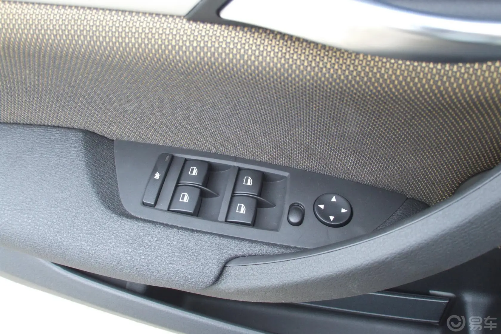宝马X1sDrive18i时尚型车窗升降键