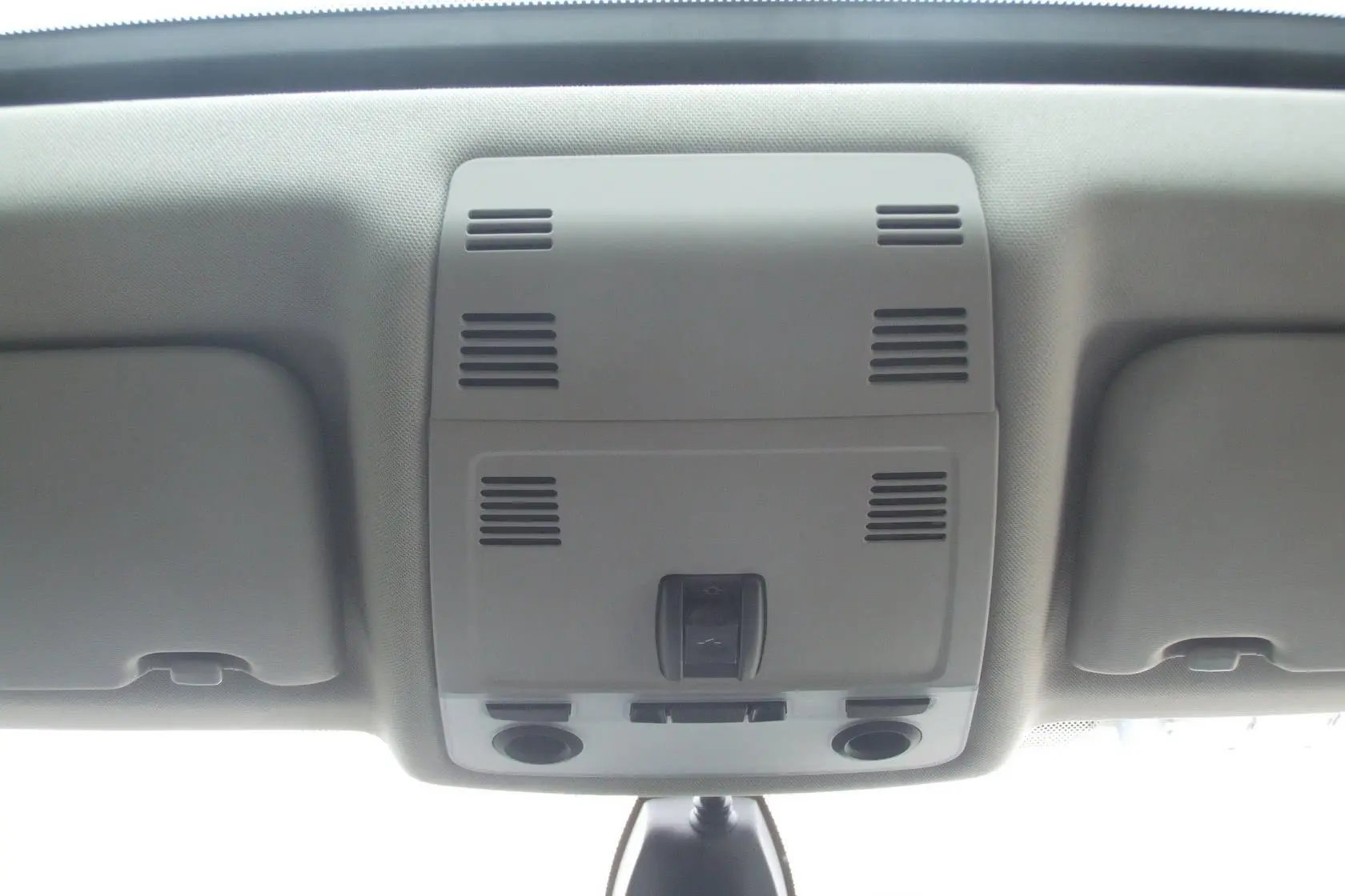 宝马X1sDrive18i时尚型前排车顶中央控制区