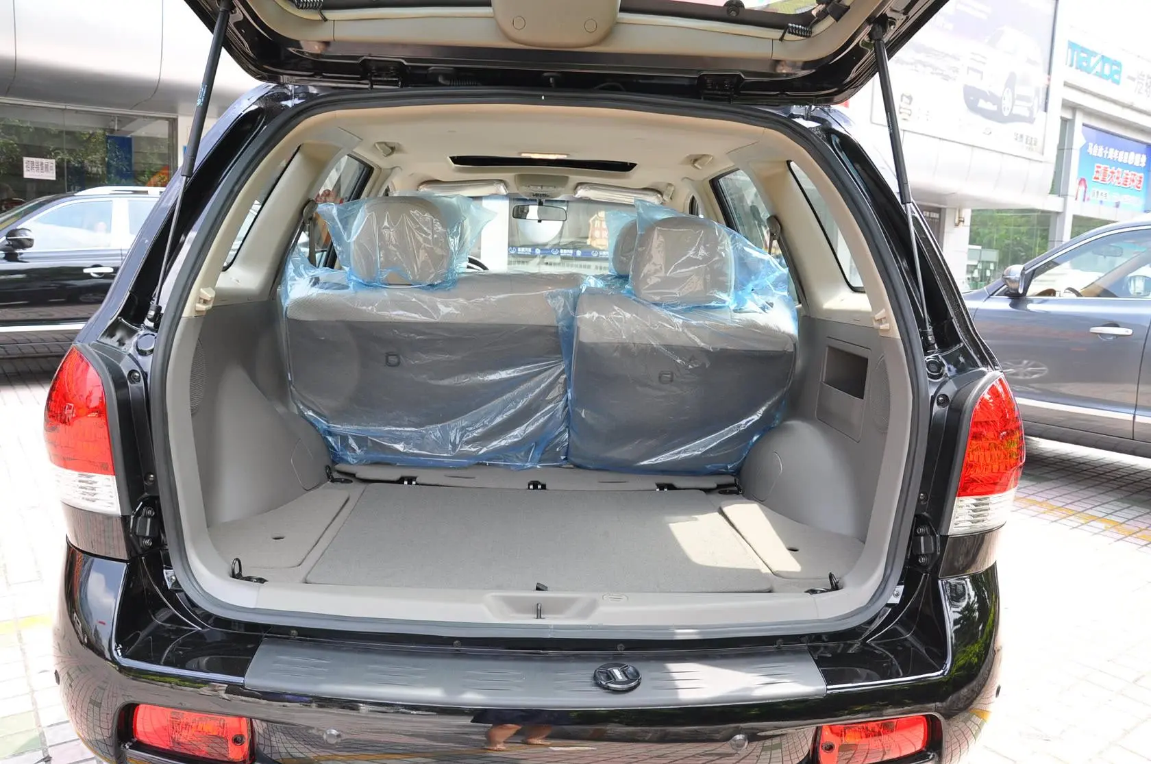 经典圣达菲2.0T 手动 两驱 飓风版 柴油行李箱空间