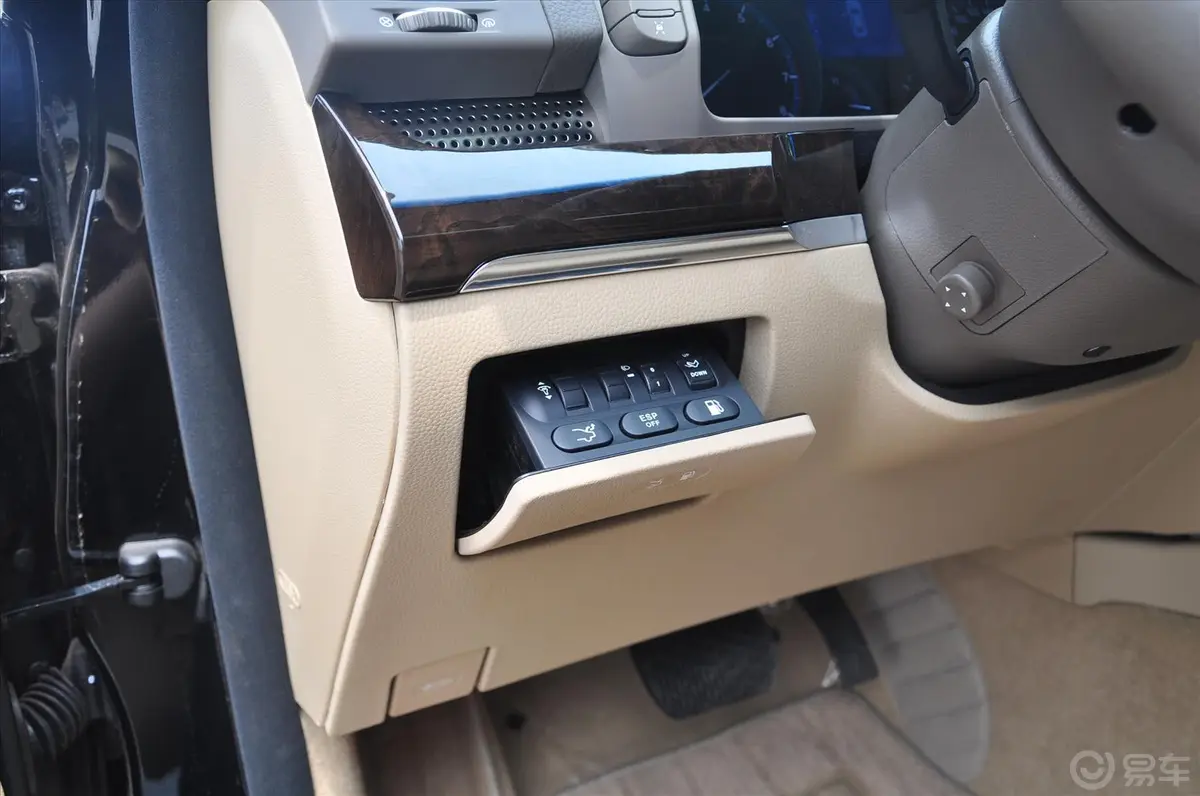 主席2.8L 自动 G28D CW600标准版车内行李箱开启键