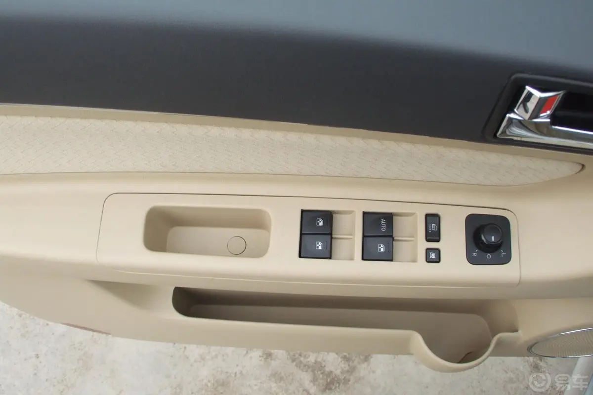 北京汽车E系列两厢 1.3L 乐天手动版外后视镜控制键