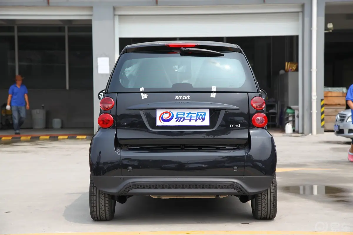 smart fortwo1.0L MHD 硬顶标准版正后水平