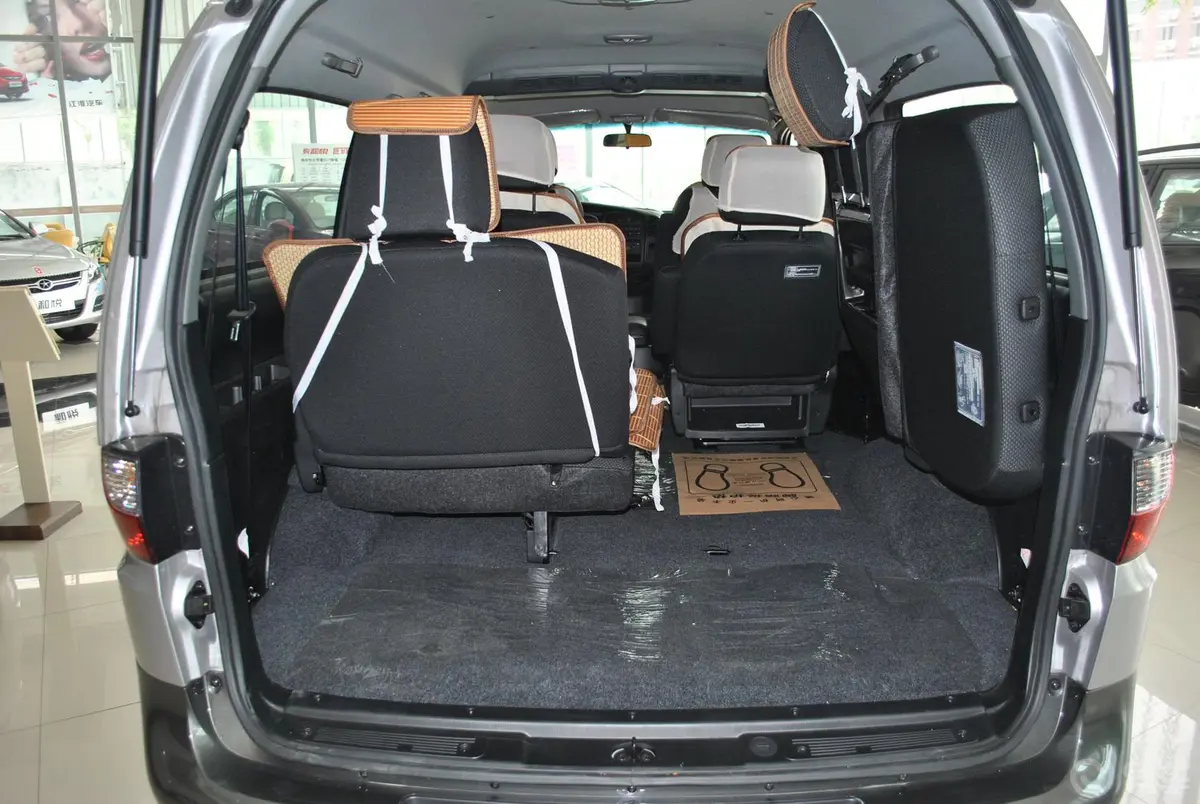瑞风穿梭系列 2.0L汽油 舒适版行李箱空间