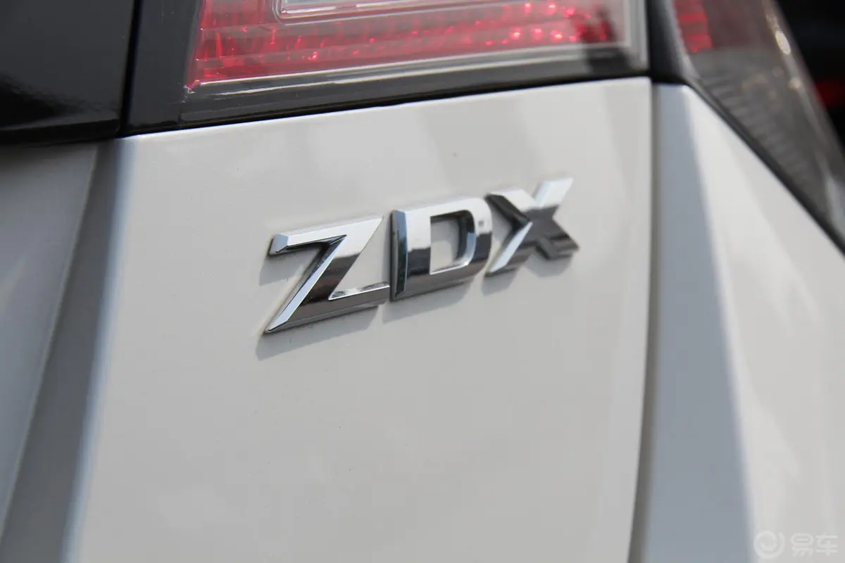 讴歌ZDX3.7L 手自一体外观