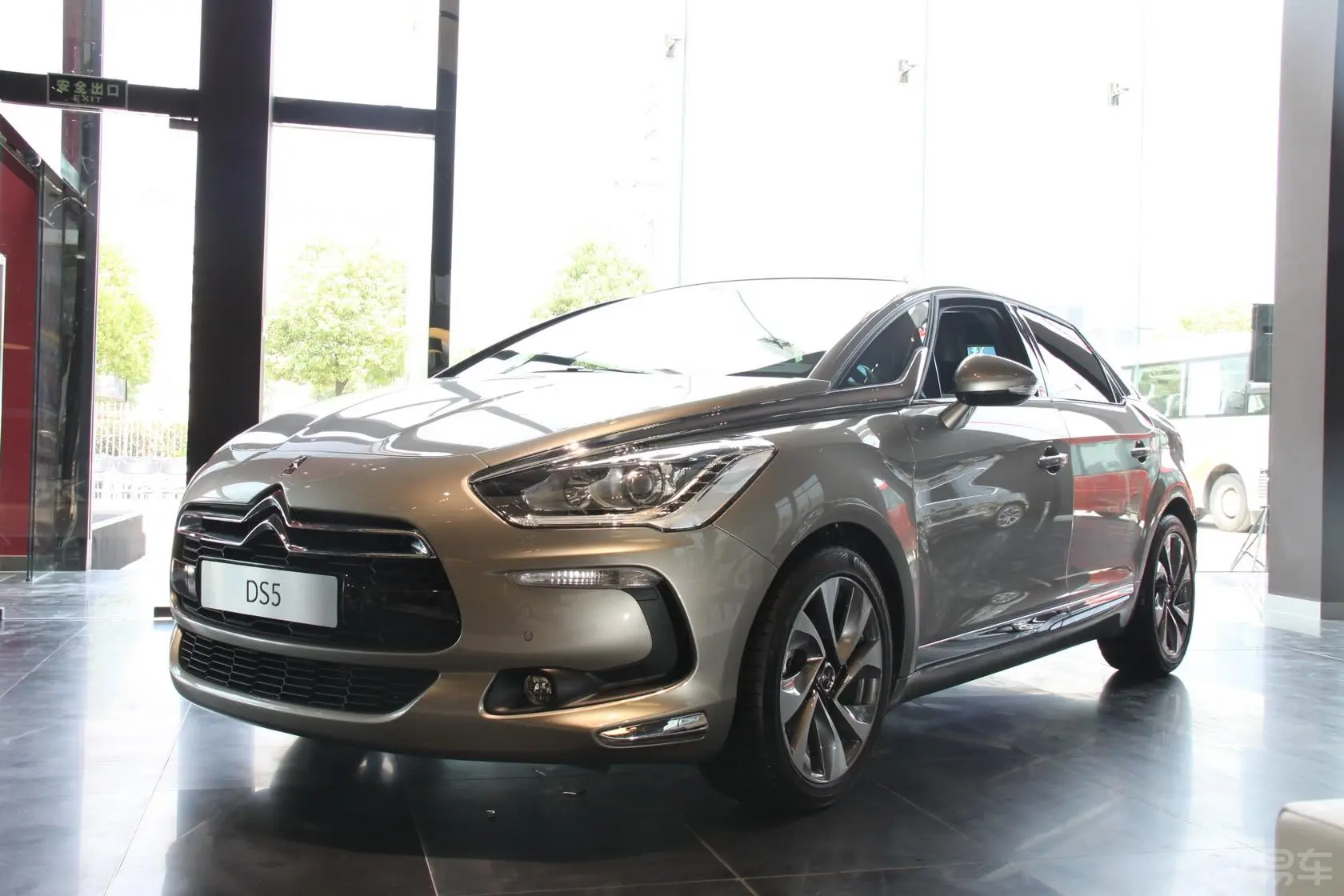 DS 5(进口)1.6T 手自一体 尊享版外观