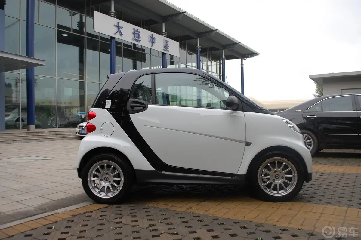 smart fortwo1.0L MHD 硬顶标准版外观