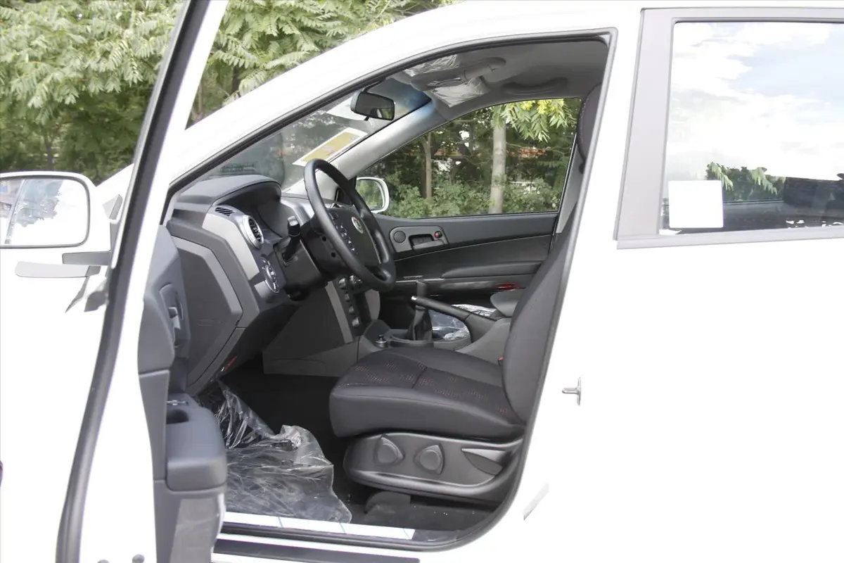 爱腾2.3L 手动 两驱 舒适版 汽油前排空间