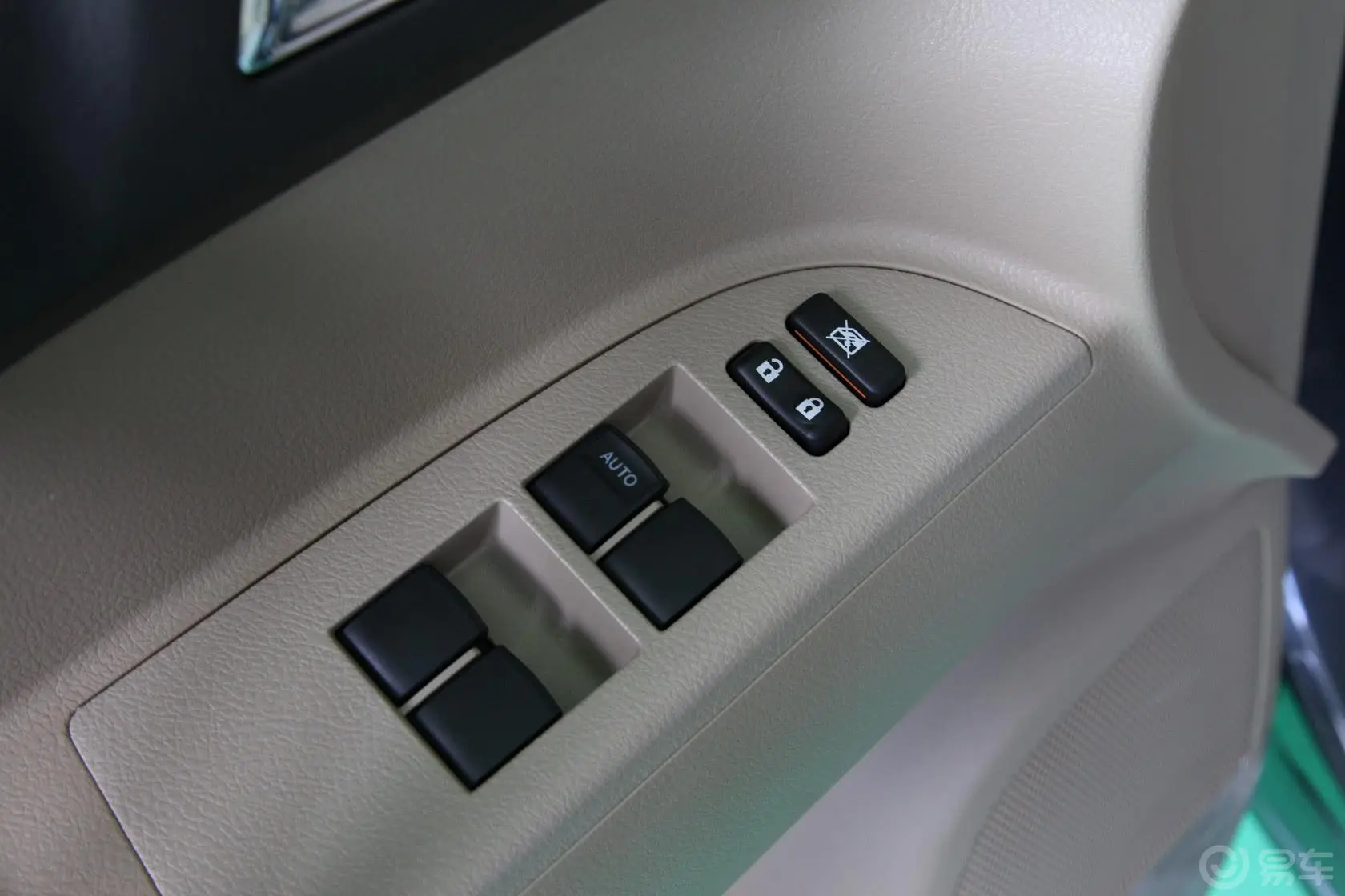 汉兰达3.5L 自动 四驱 至尊型 7座车窗升降键