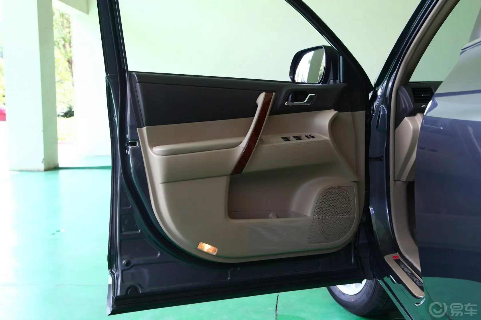 汉兰达3.5L 自动 四驱 至尊型 7座驾驶员侧车门内门板