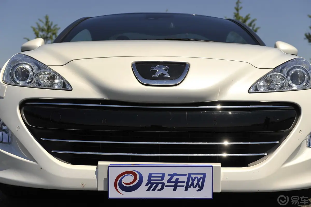 标致RCZ1.6T 自动 豪华运动型前格栅侧俯拍