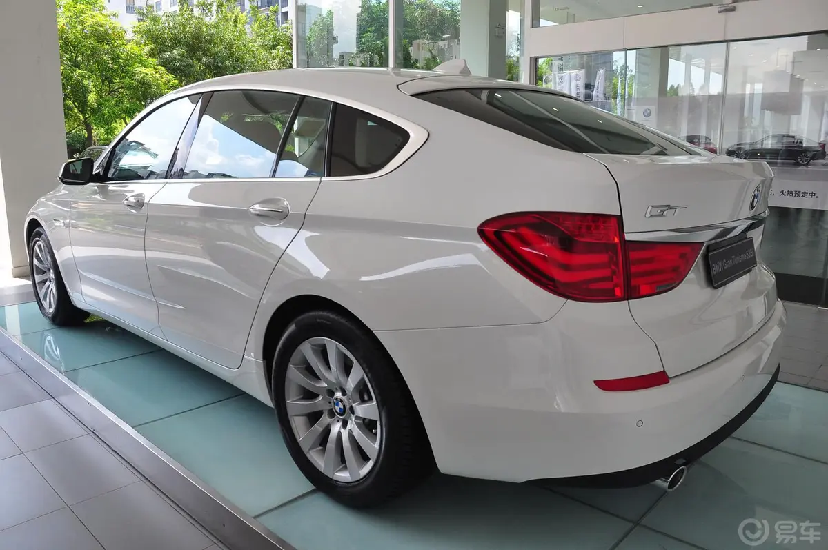 宝马5系GT535i xDrive 豪华型侧后45度车头向左水平