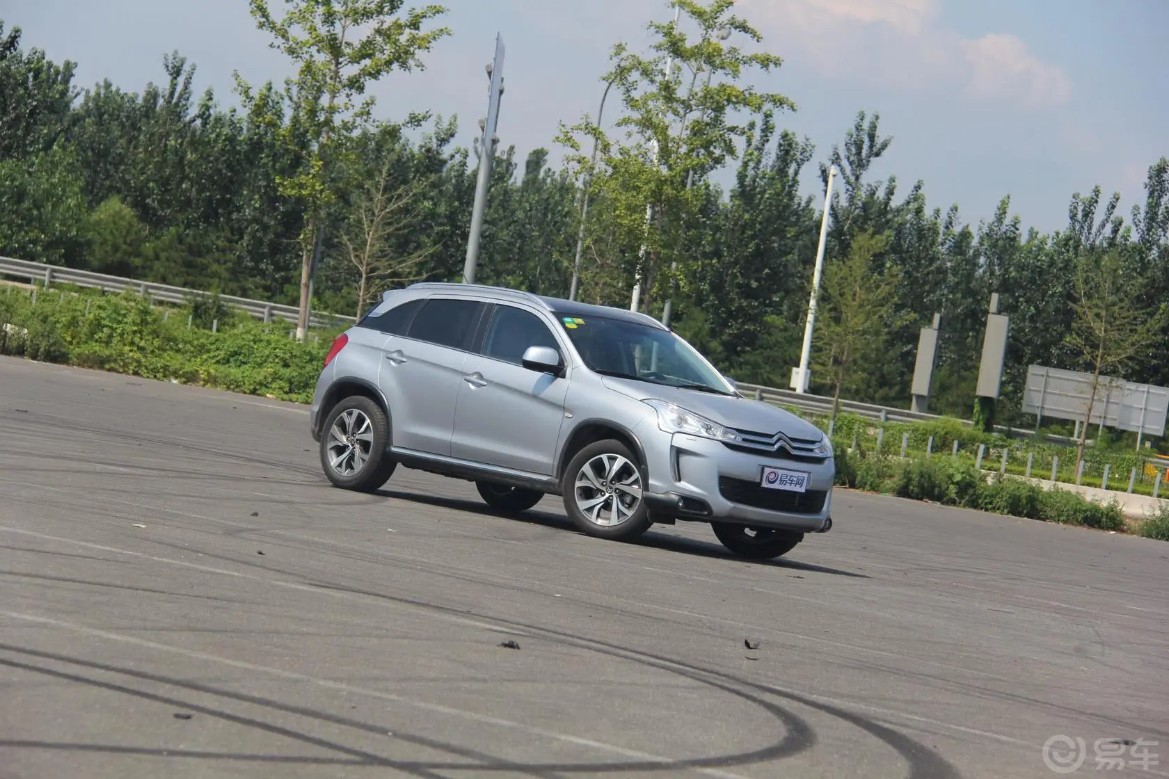 雪铁龙C4 AIRCROSS(进口)2.0L 自动 四驱 豪华版外观