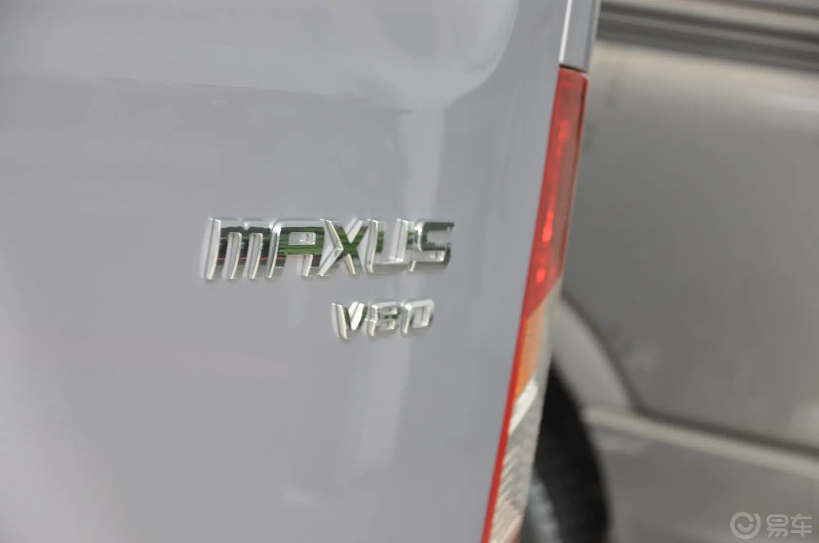 新途V80商务休旅车 2.5T 手动 VIP 4座尾标
