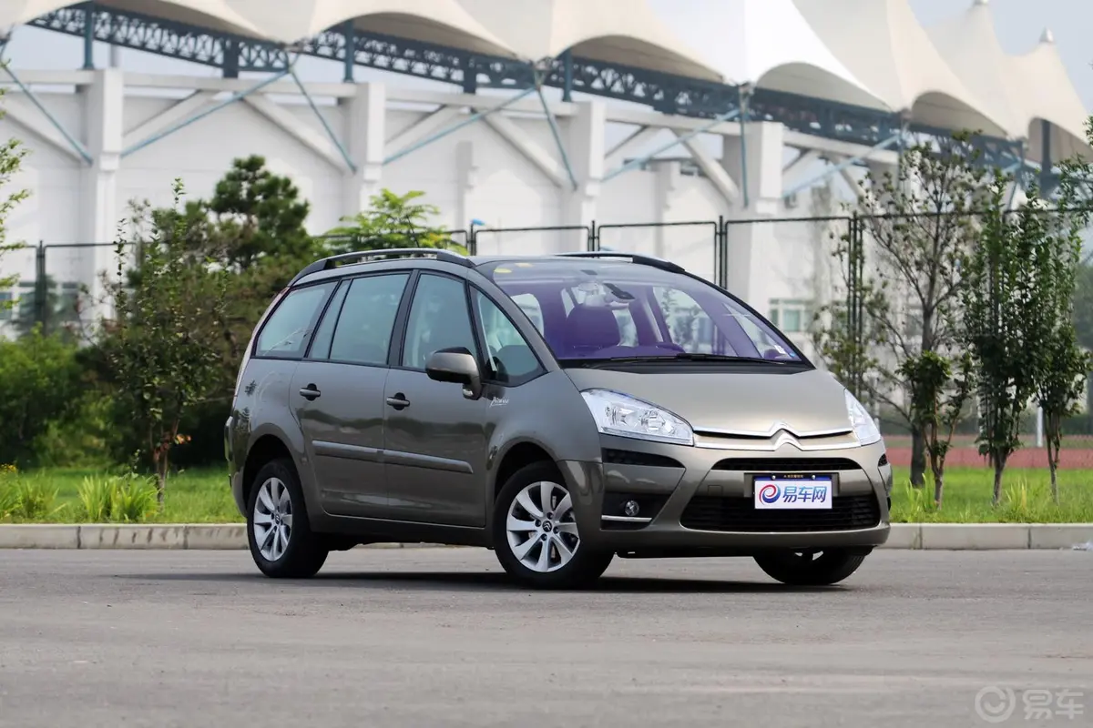 C4 PICASSO2.0i 16V  豪华版 7座侧前45度车头向右水平