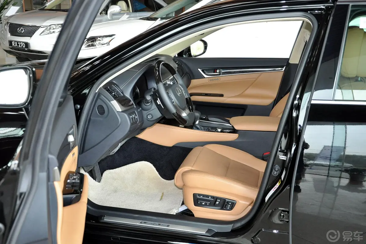 雷克萨斯GS350 豪华全驱版前排空间