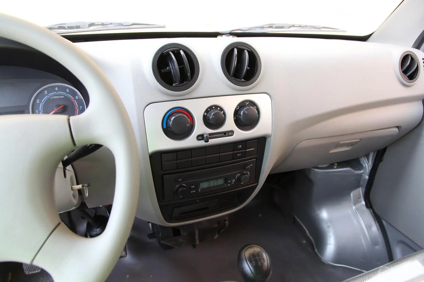 骏意1.0L 手动 空调型 科技版中控台驾驶员方向