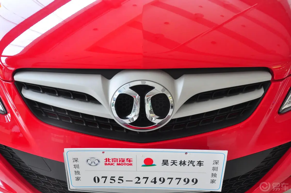 北京汽车E系列两厢 1.5L 乐享自动版前格栅侧俯拍
