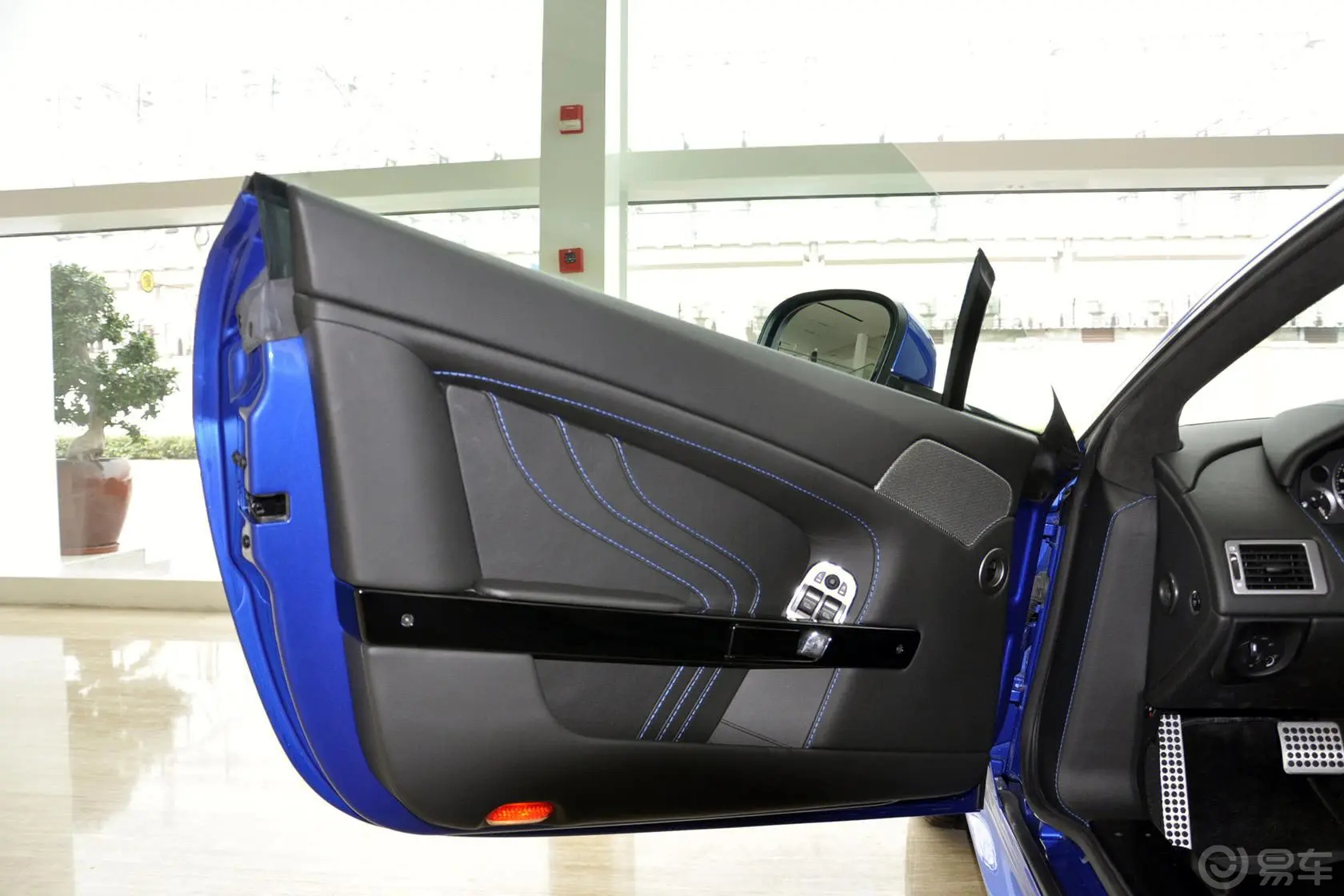 V8 VantageS 4.7L Coupe驾驶员侧车门内门板