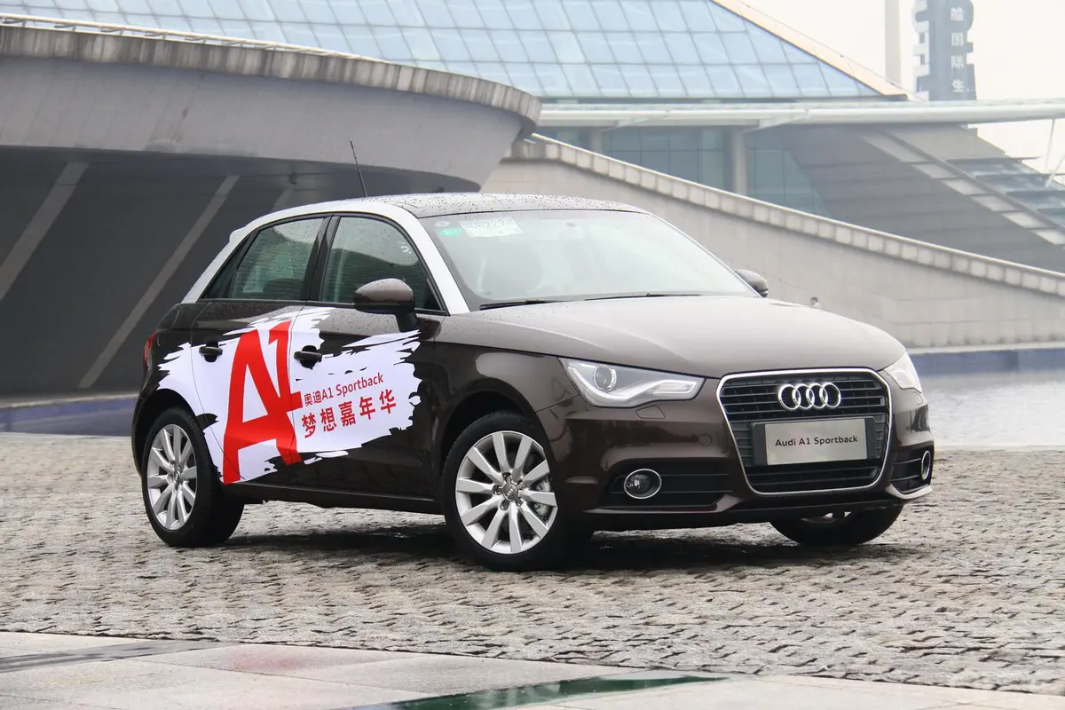 奥迪A1Sportback 30TFSI Ego侧前45度车头向右水平