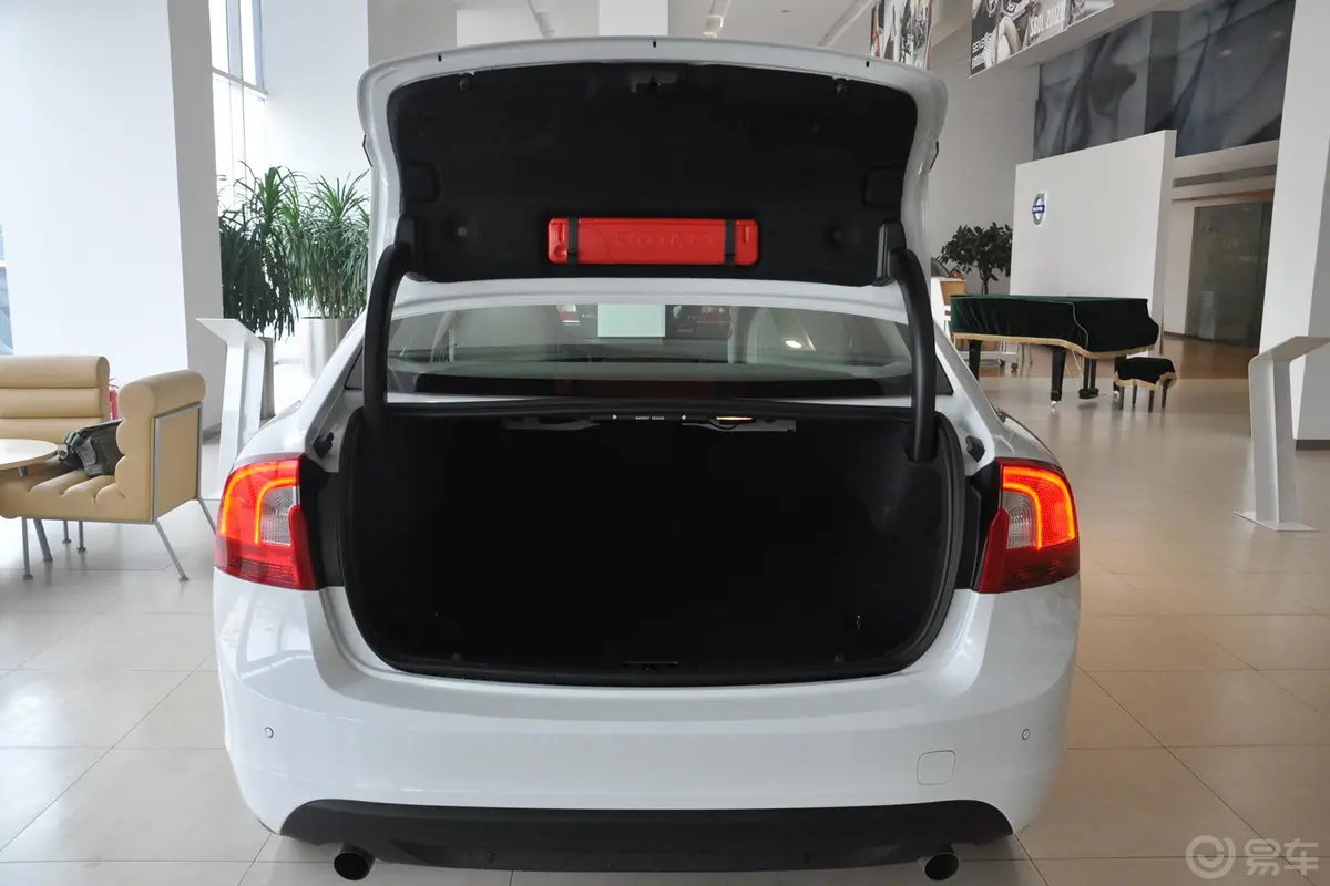 沃尔沃S60(进口)2.0T 手自一体 T5 舒适版行李箱空间