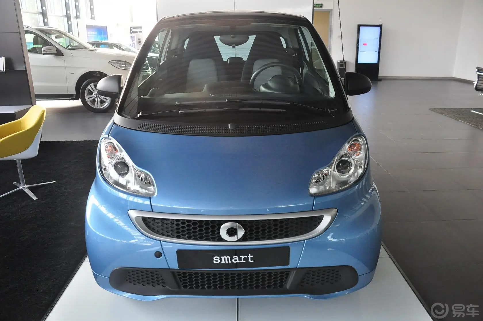 smart fortwo1.0L MHD 硬顶舒适版正前水平