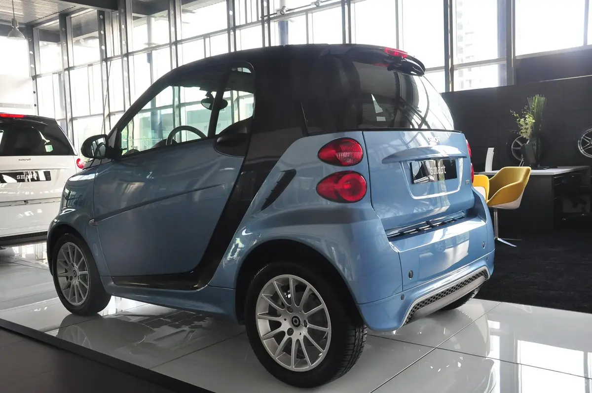 smart fortwo1.0L MHD 硬顶舒适版侧后45度车头向左水平