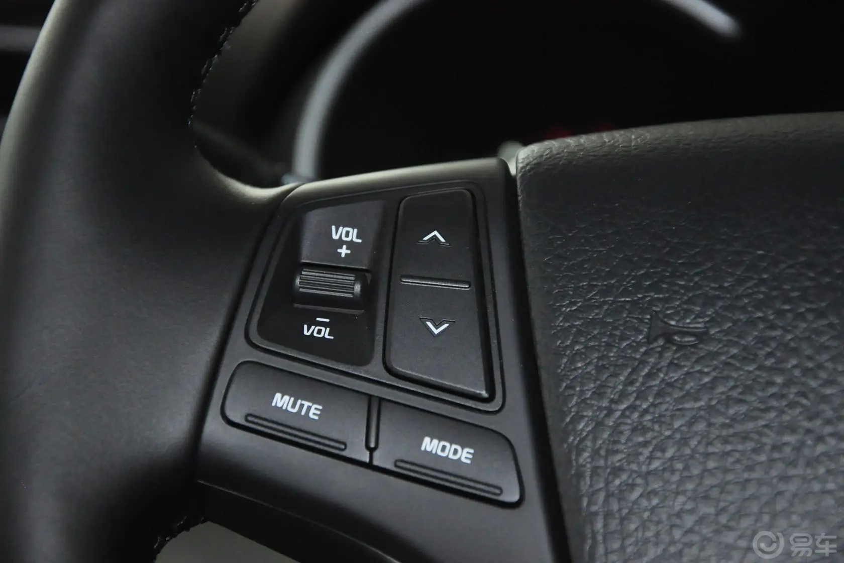 索兰托2.4L 汽油 豪华版 五座方向盘功能键（左）