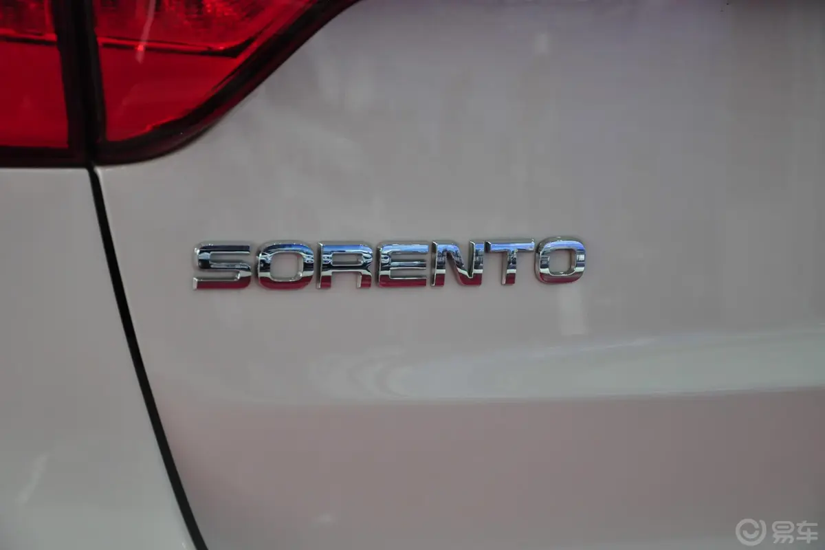 索兰托2.4L 汽油 豪华版 五座尾标