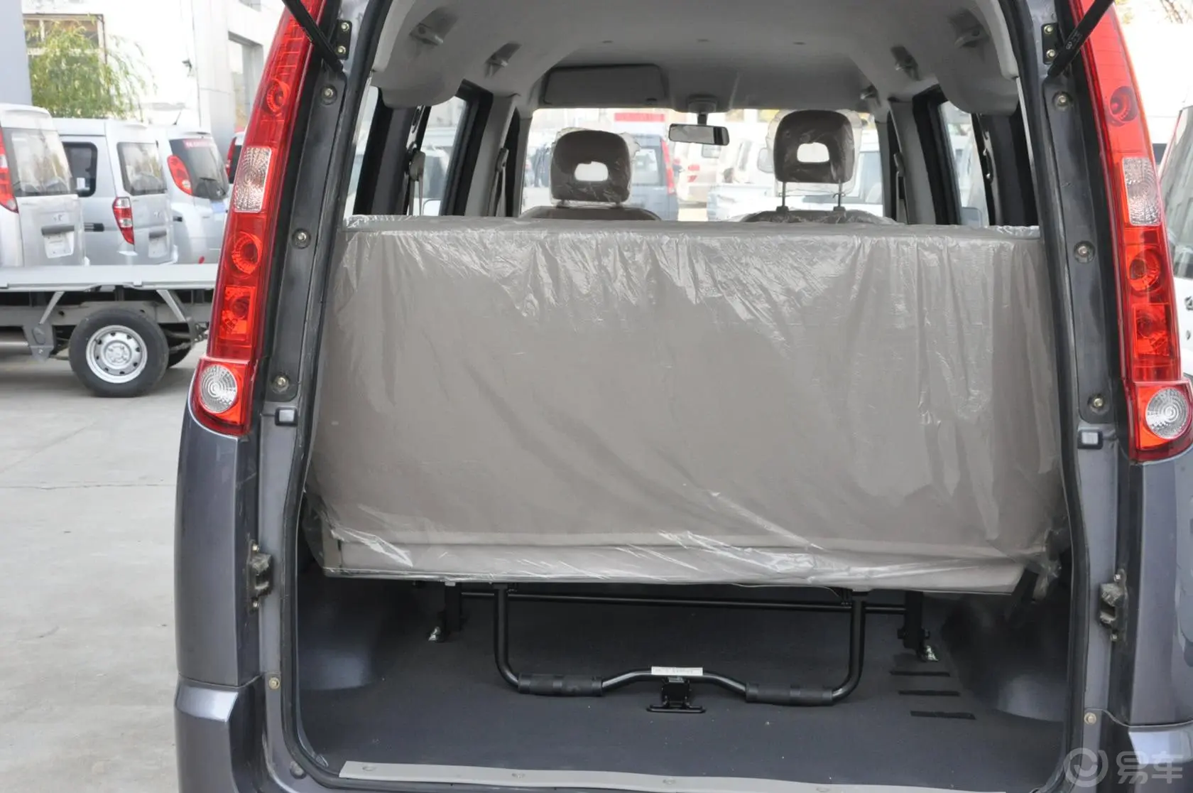 优优1.0D MT 标准型 柴油版行李箱空间