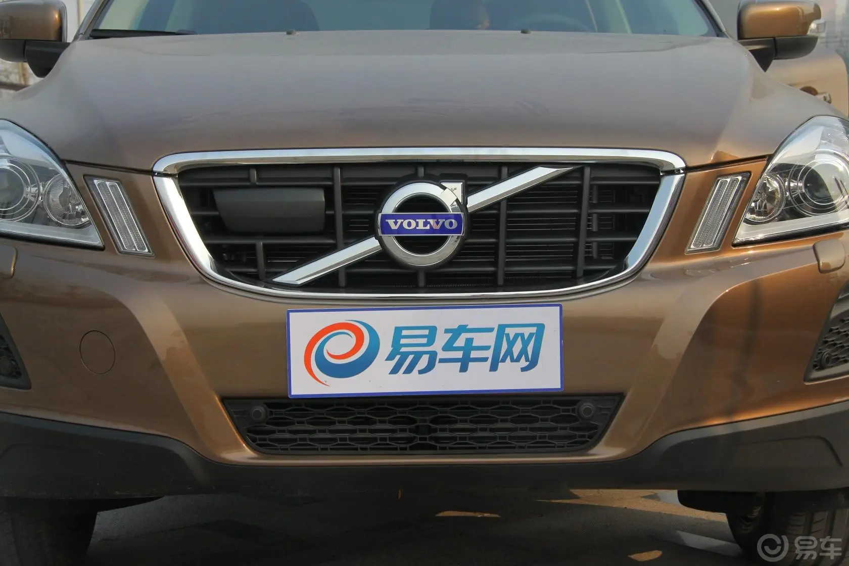 沃尔沃XC60(进口)2.0T T5 智尊版前格栅侧俯拍