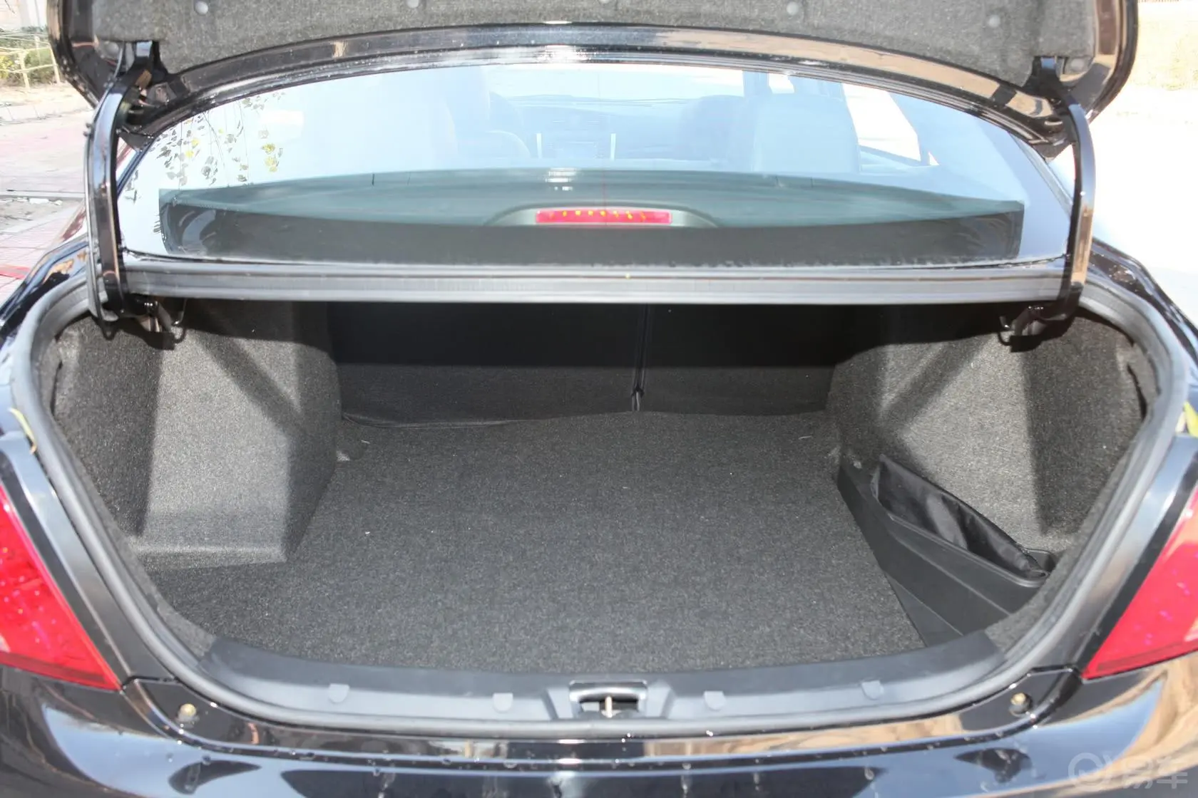 众泰Z3001.5L 手动 尊贵型行李箱空间