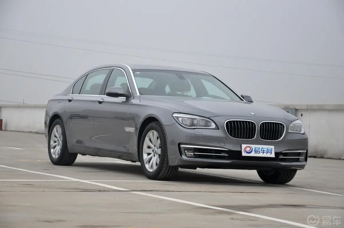 宝马7系740Li 豪华型外观