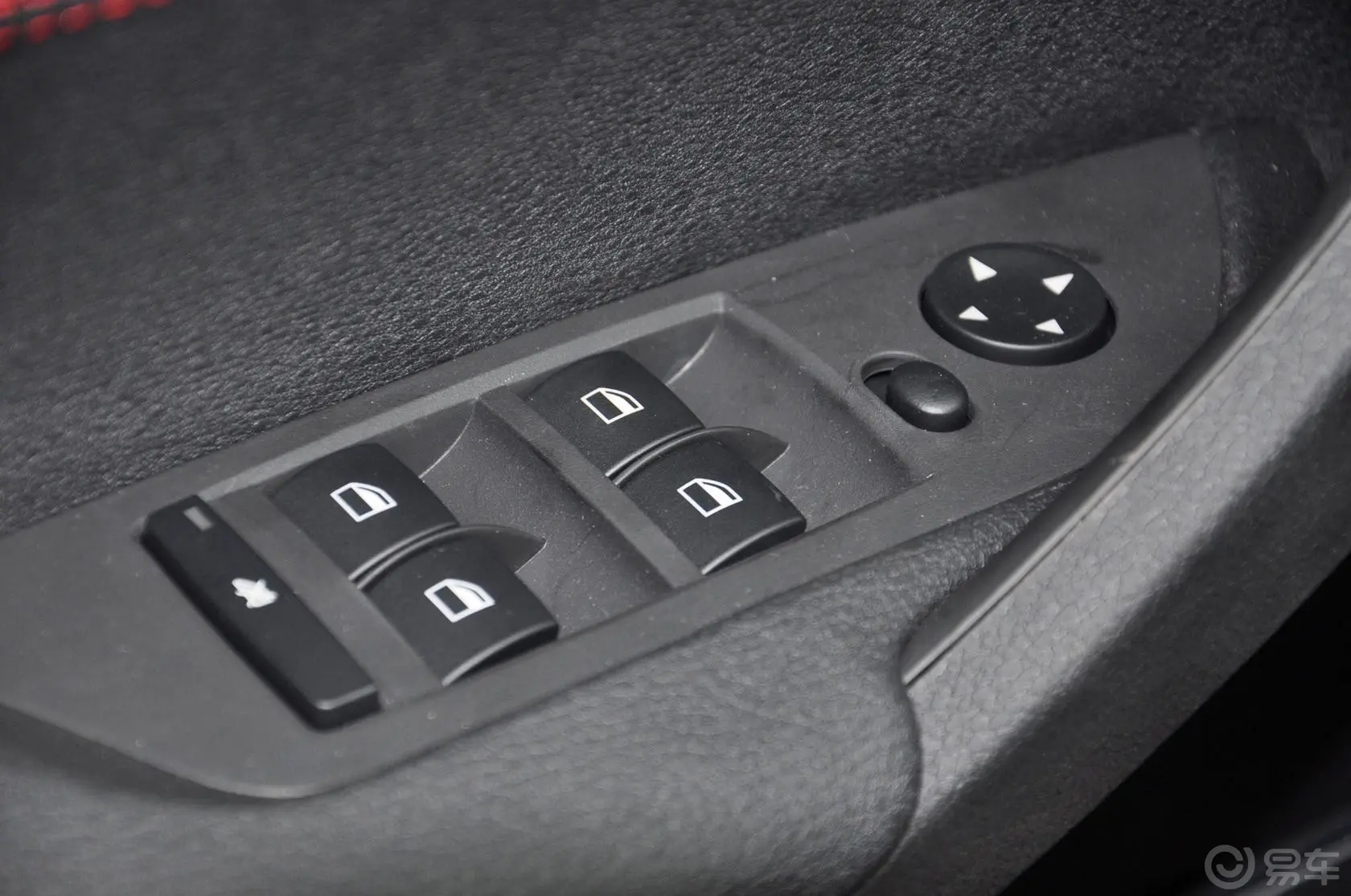 宝马X1sDrive20i 运动设计套装车窗升降键