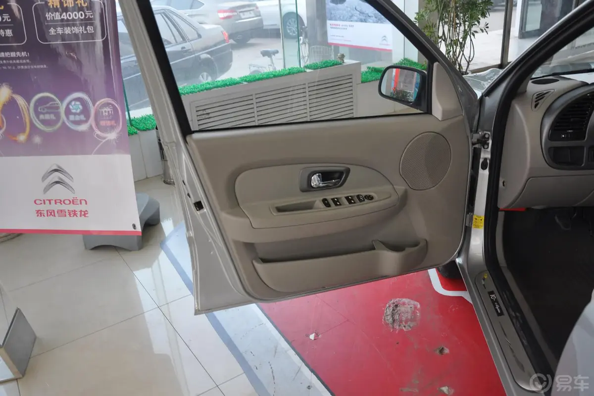爱丽舍三厢 1.6L 科技型CNG 手动驾驶员侧车门内门板