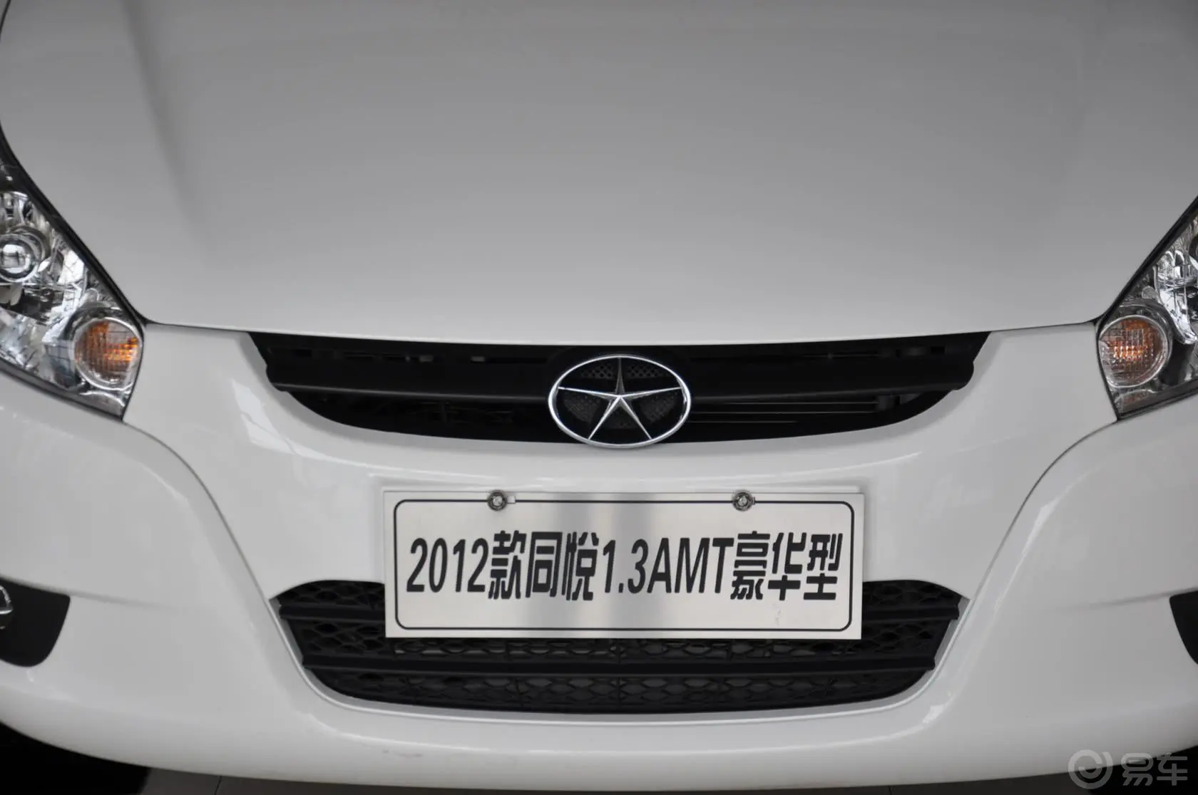 和悦A131.3L AMT豪华型前格栅侧俯拍