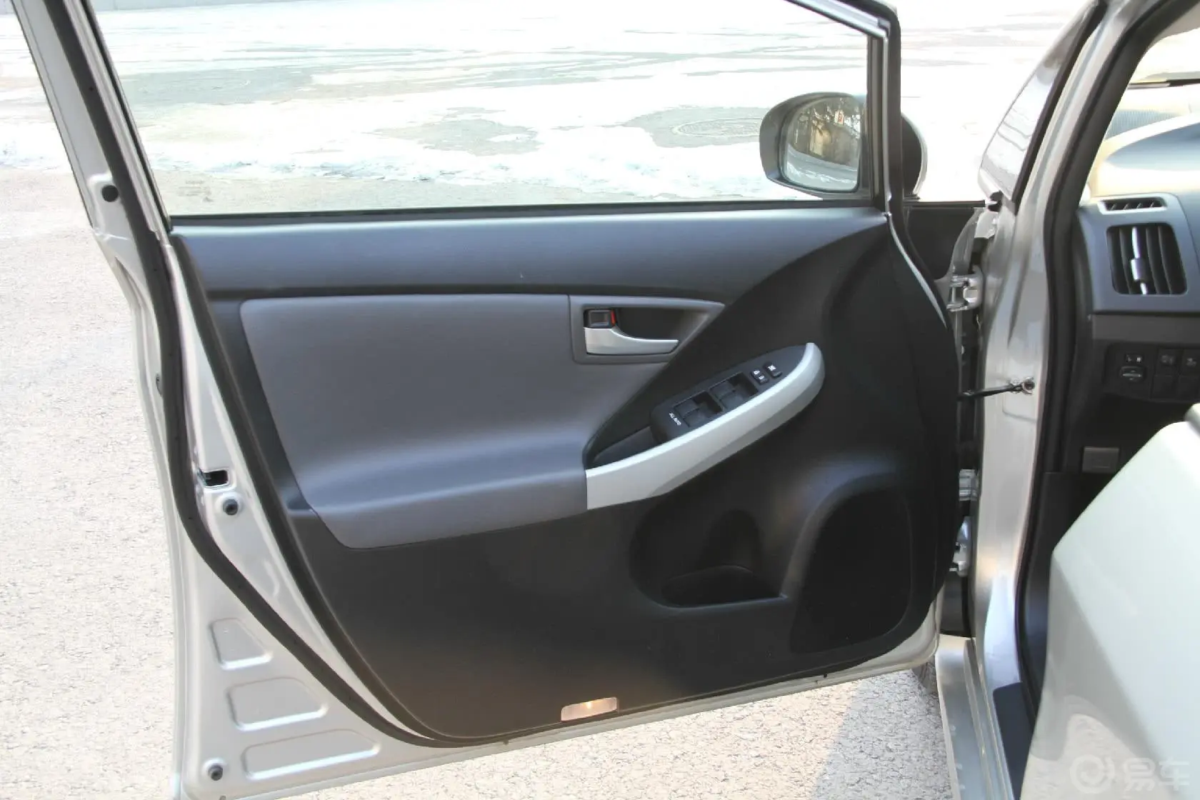 普锐斯1.8L CVT 豪华版驾驶员侧车门内门板