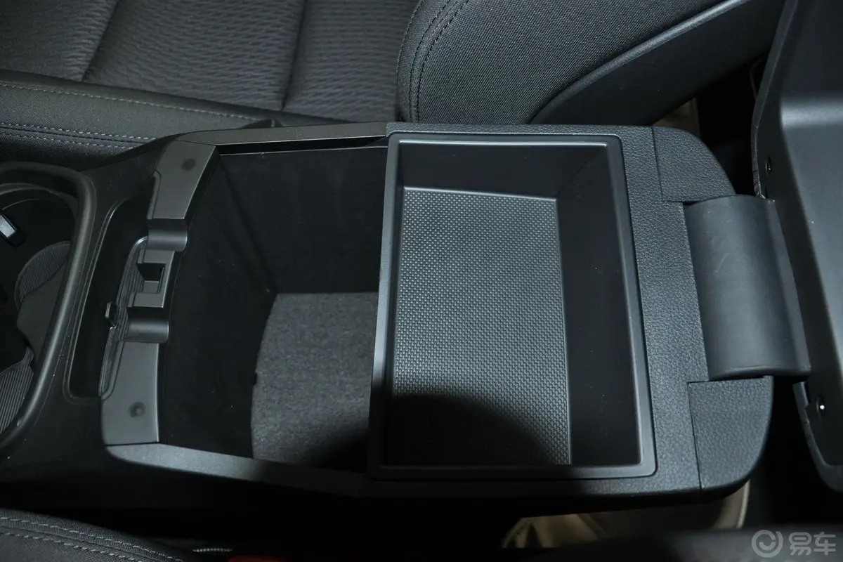 胜达2.4L GL 四驱 自动 舒适型前排中央扶手箱空间