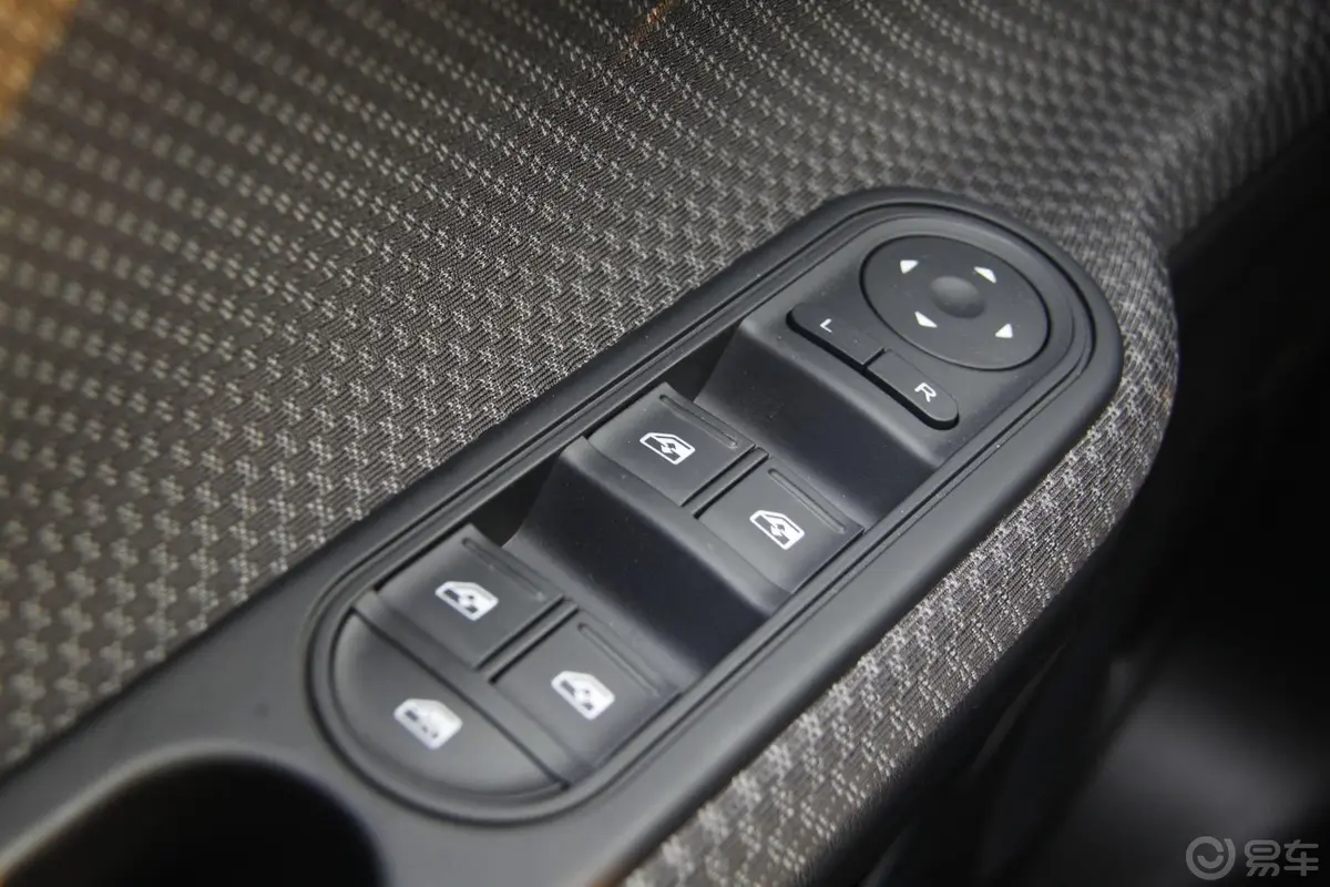 名爵31.3L 自动 舒适版车窗升降键