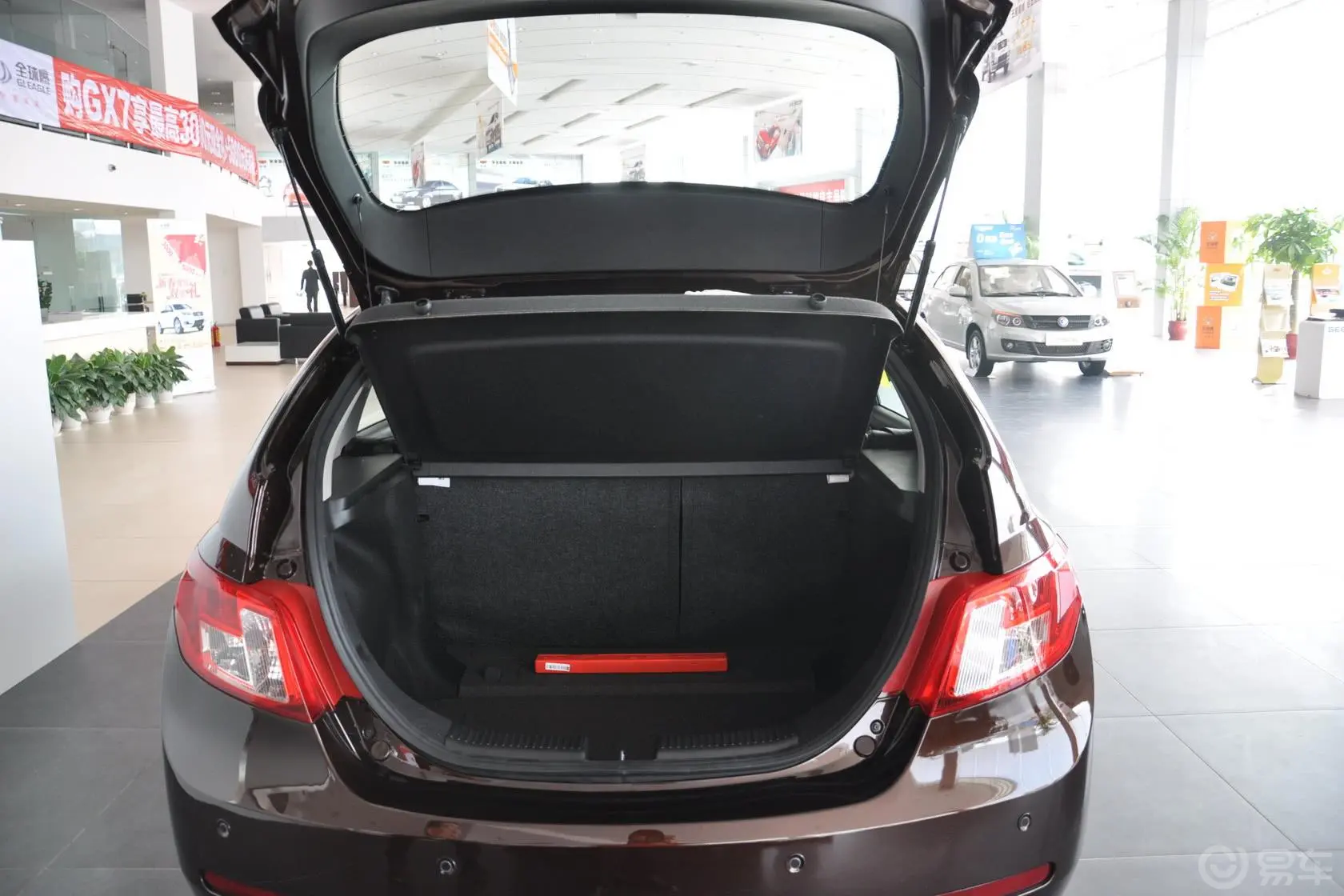 帝豪两厢 1.8L 自动 尊贵型行李厢开口范围