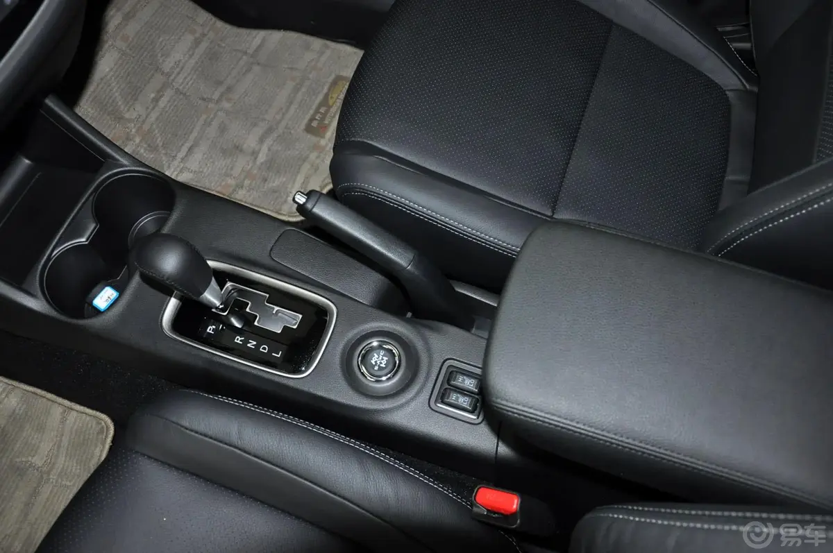 欧蓝德(进口)2.4L 无级变速 四驱精英GT版 7座前排中央扶手箱