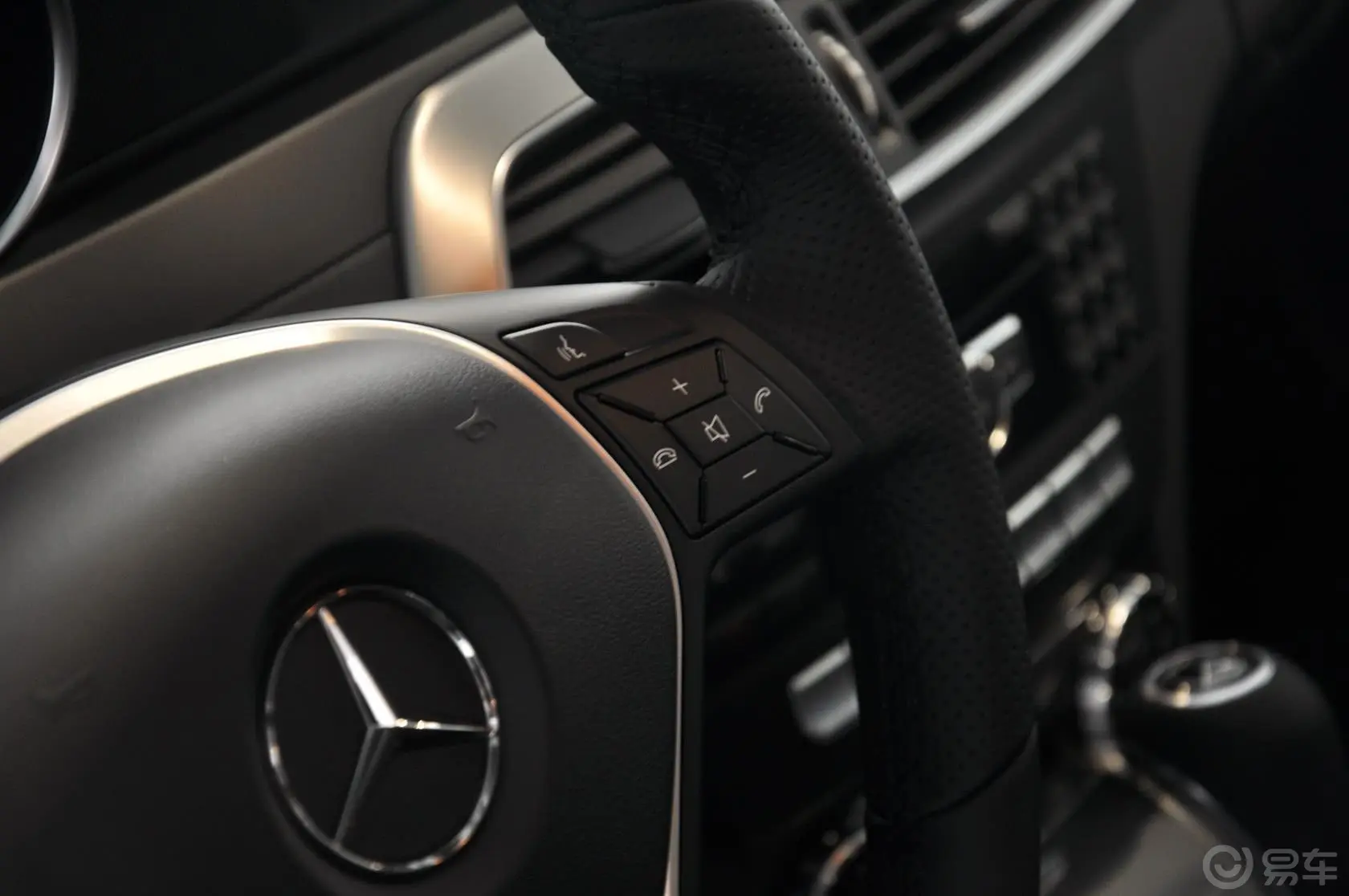 奔驰C级(进口)旅行轿车 C 200时尚型方向盘功能键（右）