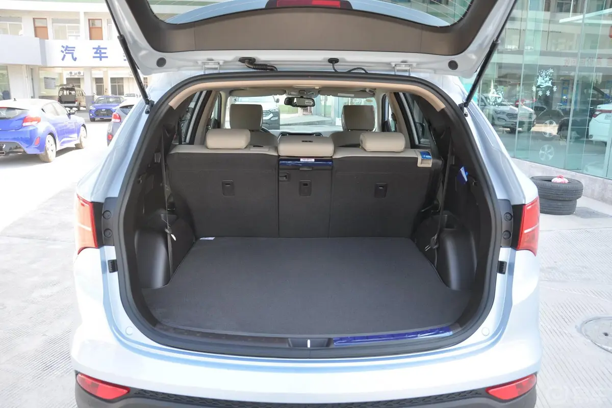 胜达(进口)3.0L 自动 四驱 舒适版行李箱空间