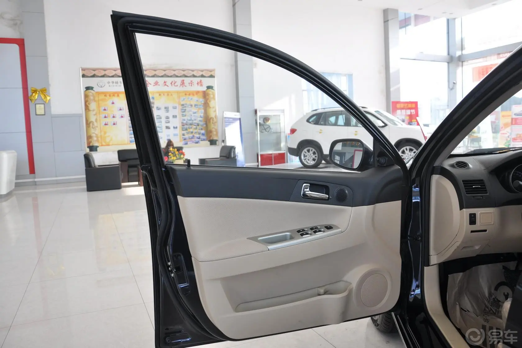 中华H3201.5L 自动 舒适型驾驶员侧车门内门板