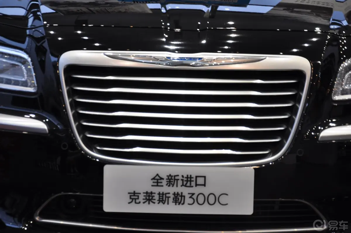 克莱斯勒3003.6L 手自一体 尊崇版前格栅侧俯拍