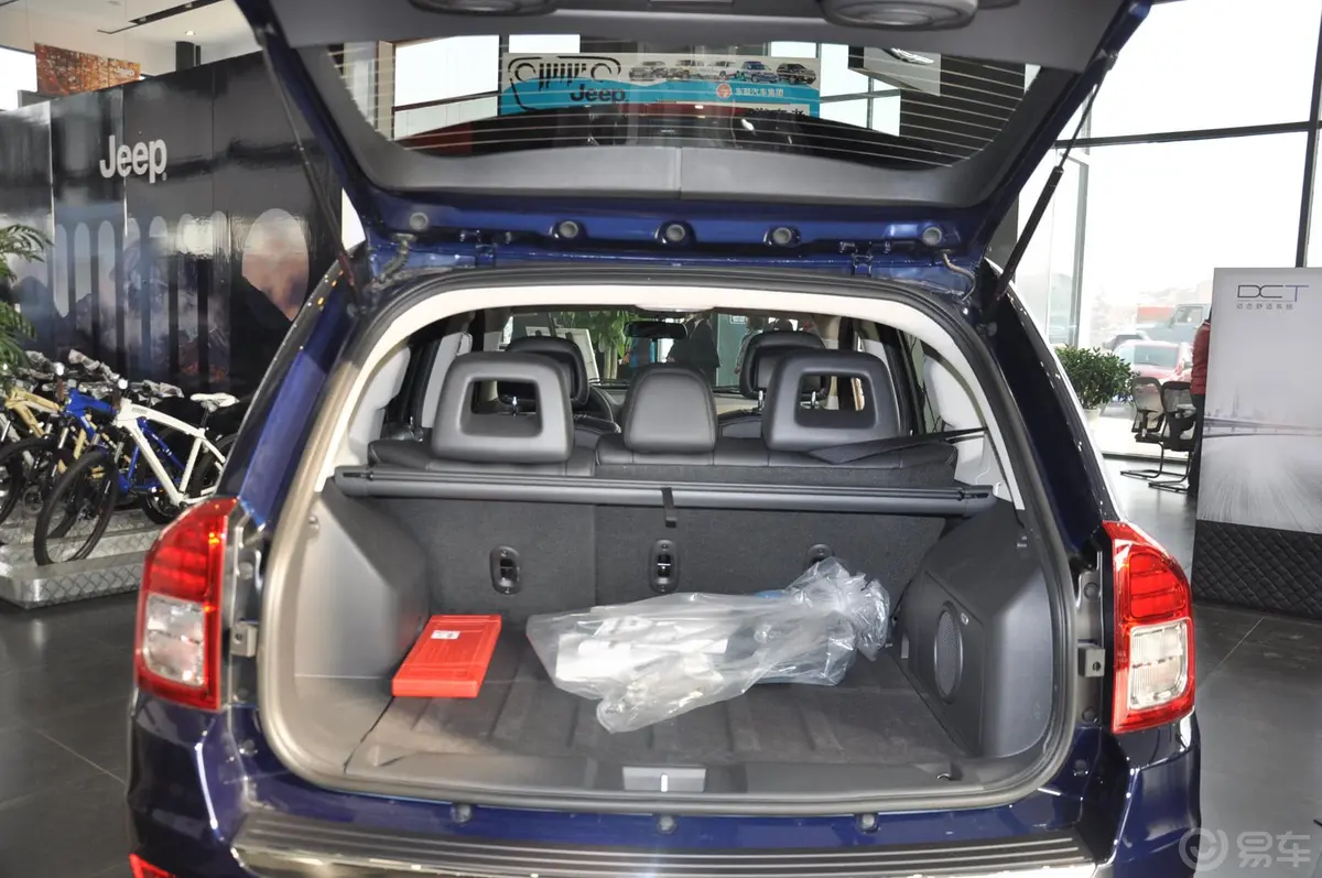 指南者(进口)2.4L 自动 豪华版行李厢支撑杆