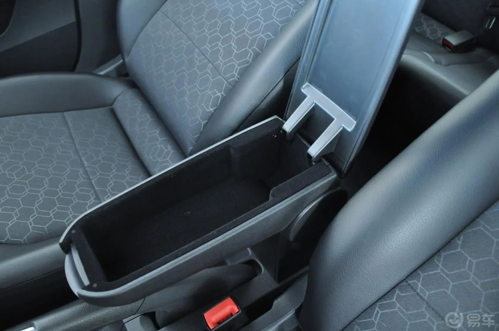 桑塔纳1.6L 自动 舒适版前排中央扶手箱